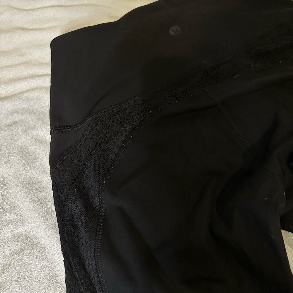Lululemon Capri lace accent leggings size 4